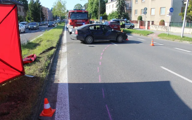 Za smrt řidiče skútru může podle všeho řidič osobního vozu. Jel na červenou
