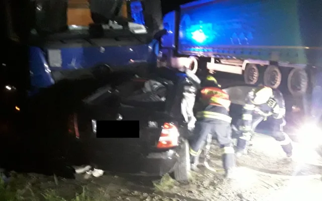 Po nehodě kamionu a auta u Lipiny jsou dva mladíci v kritickém stavu. Osmnáctiletý řidič zemřel