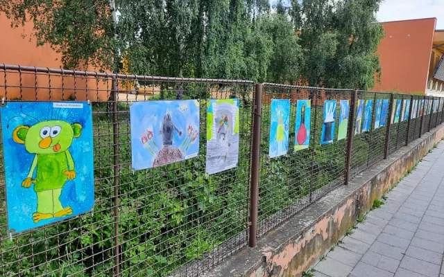 Prostějovská škola vystavila obrázky, které namalovaly její děti, na plotě