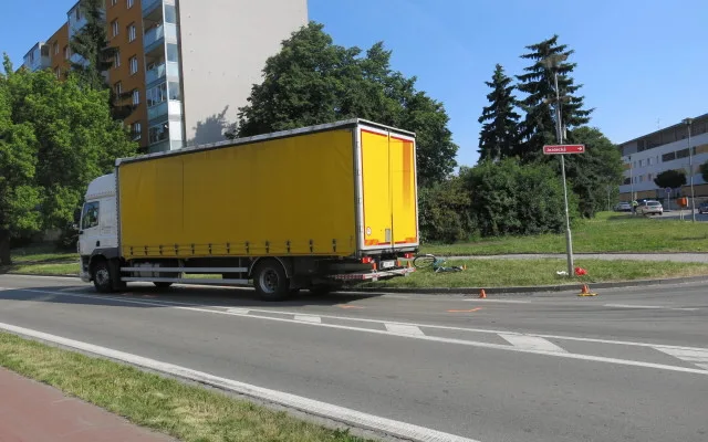Policie hledá svědky nehody z Prostějova, při které žena zůstala zaklíněná pod koly nákladního vozu