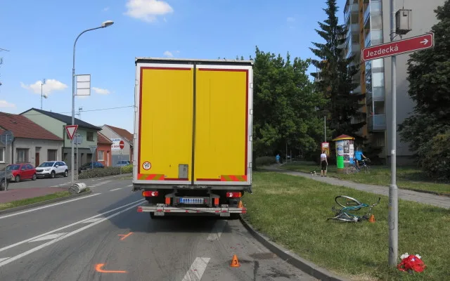 Policie hledá svědky nehody z Prostějova, při které žena zůstala zaklíněná pod koly nákladního vozu