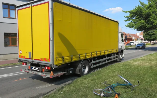 Policie hledá svědky nehody z Prostějova, při které žena zůstala zaklíněná pod koly nákladního vozu