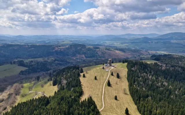 Jeseníky v létě nabídnou nové atrakce. Na Paprsku se otevře Dalimilova rozhledna