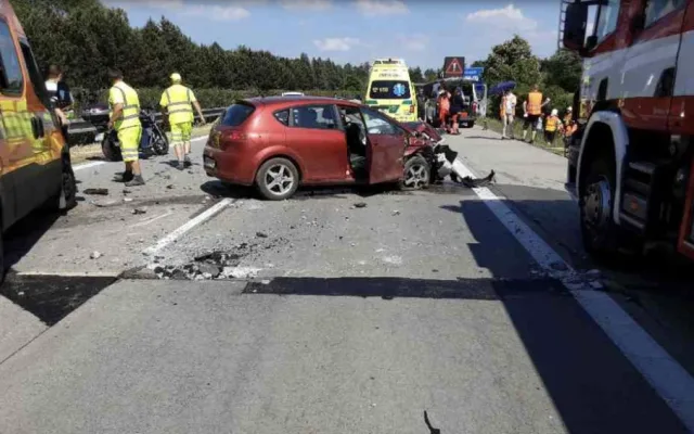 Na D35 u Olomouce kvůli vedru popraskala vozovka. Havarovalo pět aut, je deset zraněných. Dálnice je zavřená v obou směrech