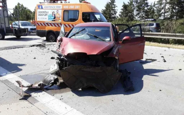 Na D35 u Olomouce kvůli vedru popraskala vozovka. Havarovalo pět aut, je deset zraněných. Dálnice je zavřená v obou směrech