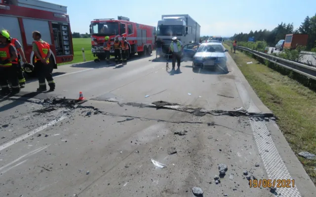 Na D35 u Olomouce kvůli vedru popraskala vozovka. Havarovalo pět aut. Dálnice bude zavřená v obou směrech několik dní