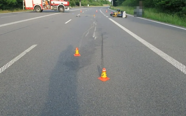 Motorkář zemřel poté, co narazil do kamionu. Ten se otáčel na dvojité plné čáře u zavřené dálnice D35