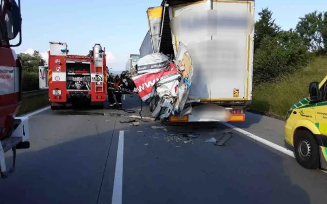 D35 u Přáslavic je uzavřena kvůli další nehodě. Havarovaly dodávka a dvě auta
