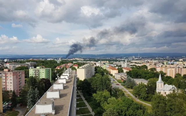 Olomouc postrašil hustý černý dým. Na kraji města hoří obydlí bezdomovců