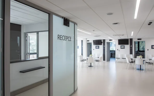 Interiér nového ambulantního pavilonu Hemato-onkologické kliniky Fakultní nemocnice Olomouc.