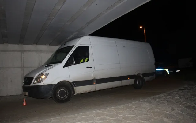 Opilý cizinec vjel s dodávkou na cyklostezku a zůstal viset pod mostem