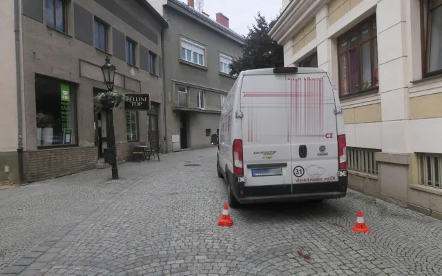 Řidič dodávky při couvání přejel seniora na invalidním vozíku. Muž skončil v nemocnici