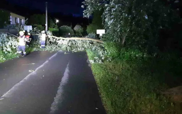 Krajem se v noci přehnaly silné bouřky. Zastavily vlaky, auta, voda ohrožovala domy