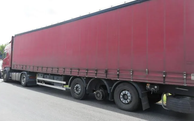 Nákladnímu autu uletělo na D46 za jízdy kolo a zdemolovalo auto