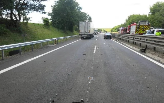 Nákladnímu autu uletělo na D46 za jízdy kolo a zdemolovalo auto