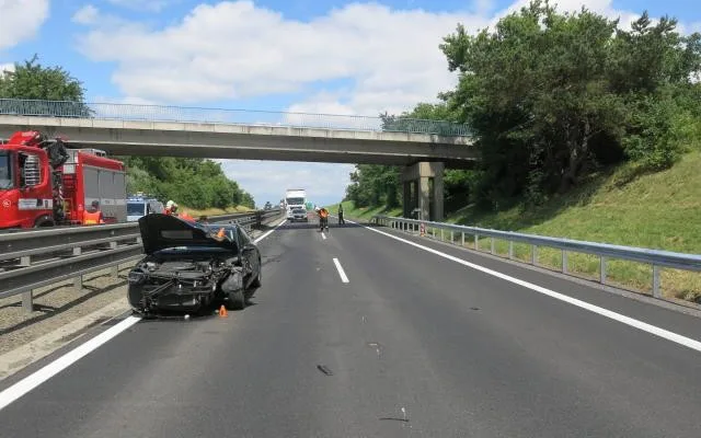 Nákladnímu autu uletělo na D46 za jízdy kolo a zdemolovalo auto