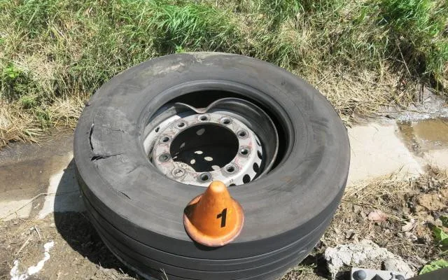 Nákladnímu autu uletělo na D46 za jízdy kolo a zdemolovalo auto