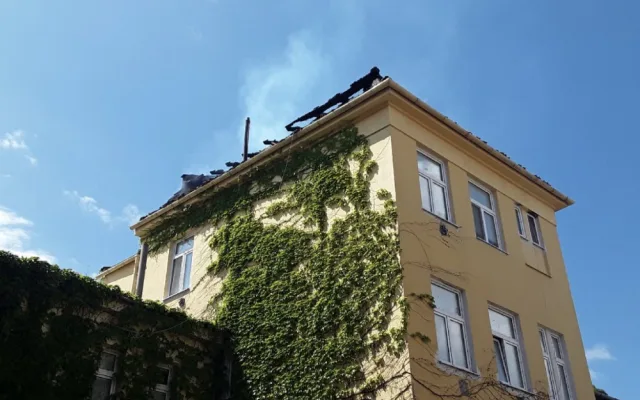 Požár zachvátil budovu v Prostějově, zničil krovní část a patro