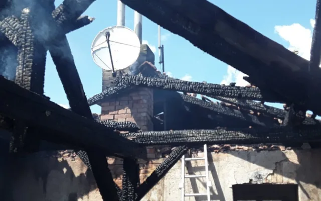 Požár zachvátil budovu v Prostějově, zničil krovní část a patro
