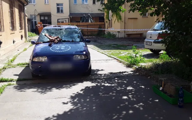 Požár zachvátil budovu v Prostějově, zničil krovní část a patro