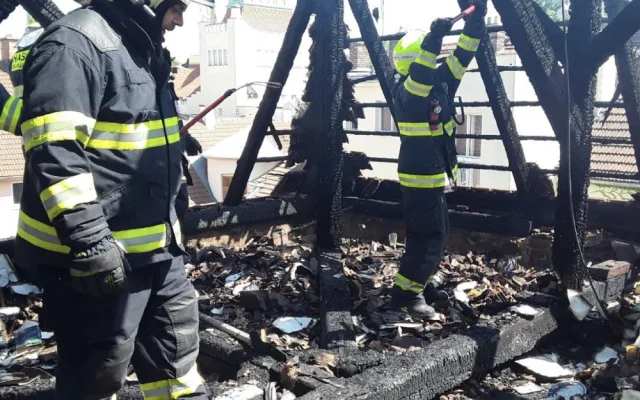 Požár zachvátil budovu v Prostějově, zničil krovní část a patro