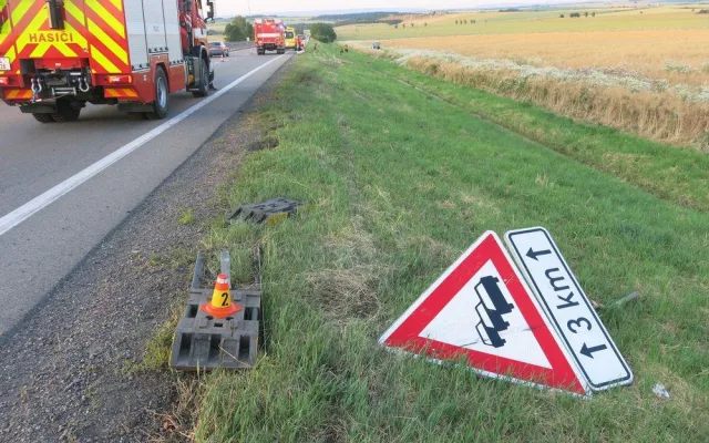 Mladý řidič chtěl vyhnat vosu z auta, přerazil značku a sjel z dálnice