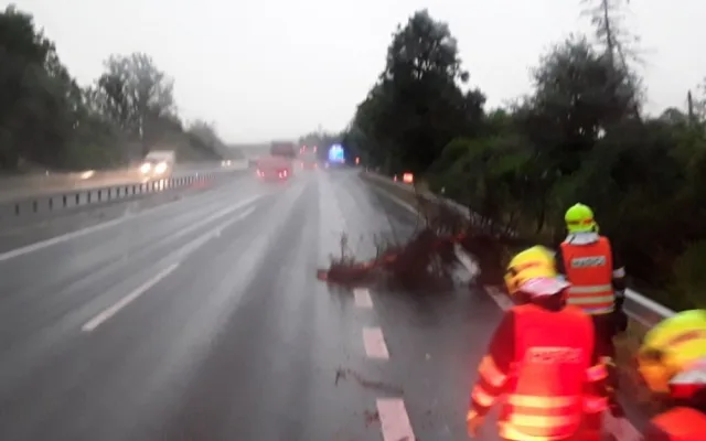 Kvůli bouřkám měli hasiči v Olomouckém kraji již desítky výjezdů. Strom spadl i na kolejiště