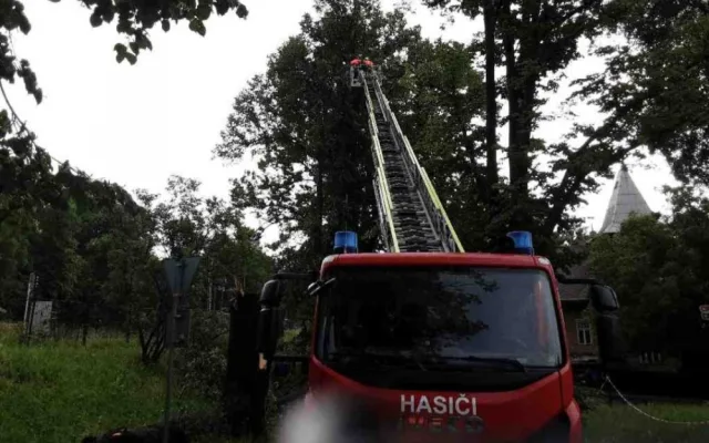 Kvůli bouřkám měli hasiči v Olomouckém kraji již desítky výjezdů. Strom spadl i na kolejiště