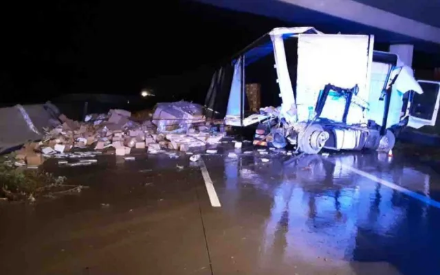 Dopravu na D35 z Lipníku nad Bečvou na Olomouc uzavřela nehoda kamionu