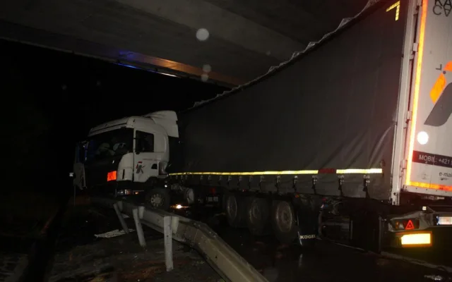 Dálnice D35 je po ranní nehodě opět průjezdná. Škoda jde do milionů korunu