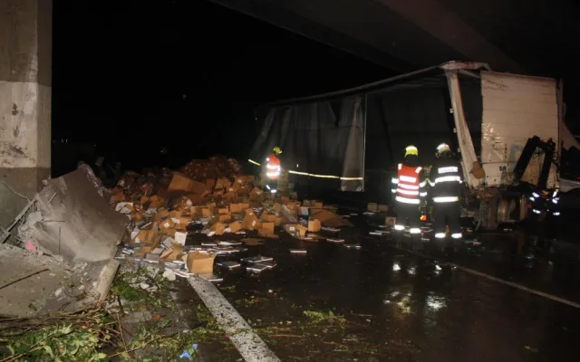 Dálnice D35 je po ranní nehodě opět průjezdná. Škoda jde do milionů korunu