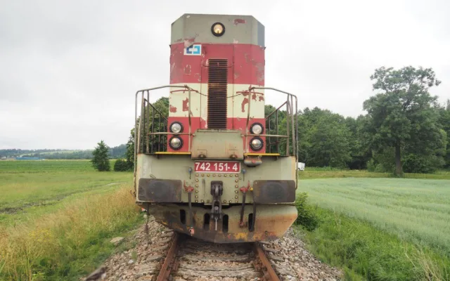 Projíždějící vlak smetl traktor, ten se po nárazu rozlomil