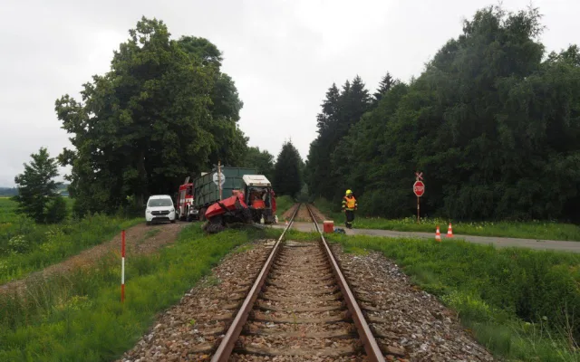 Projíždějící vlak smetl traktor, ten se po nárazu rozlomil