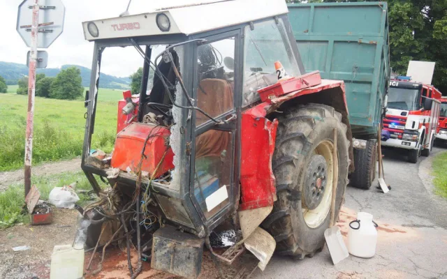 Projíždějící vlak smetl traktor, ten se po nárazu rozlomil