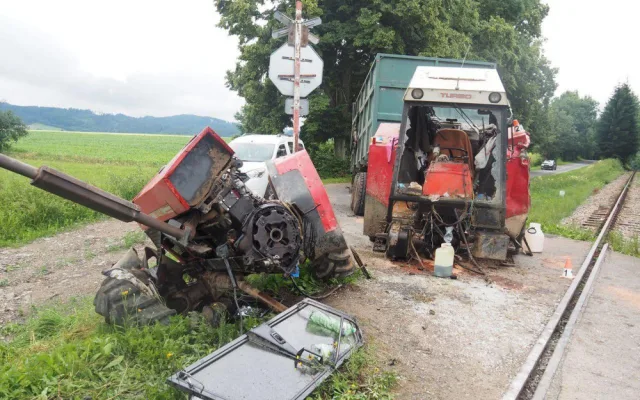 Projíždějící vlak smetl traktor, ten se po nárazu rozlomil