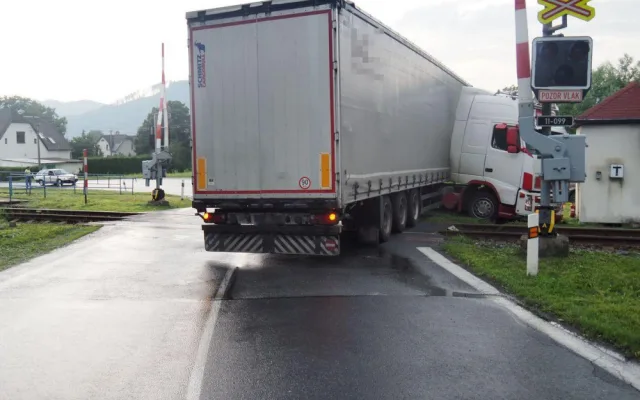 Železniční přejezd v Petrově nad Desnou zablokoval kamion. Řidič dostal smyk na mokré silnici.