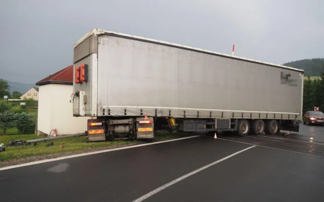 Železniční přejezd v Petrově nad Desnou zablokoval kamion. Řidič dostal smyk na mokré silnici