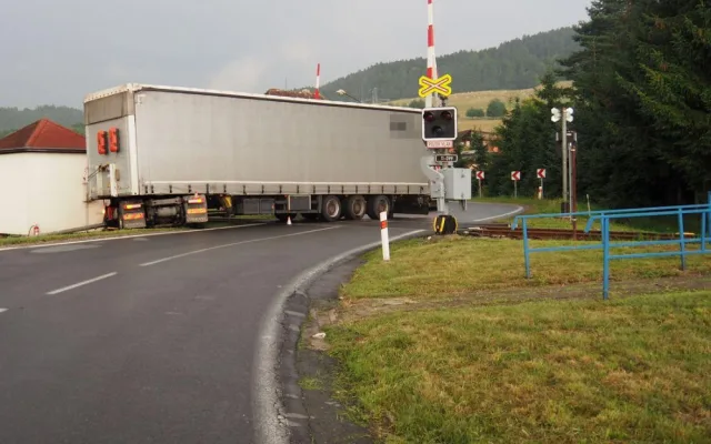 Železniční přejezd v Petrově nad Desnou zablokoval kamion. Řidič dostal smyk na mokré silnici