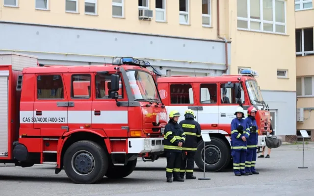 Dobrovolní hasiči z Jívové a Dlouhomilova převzali cisternové stříkačky, které profesionální jednotky vyřadily ze svého vozového parku