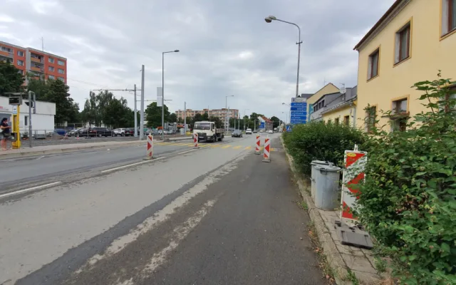 Provizorní přechod končí v keřích. Na správnou cestu chodce navedou značky