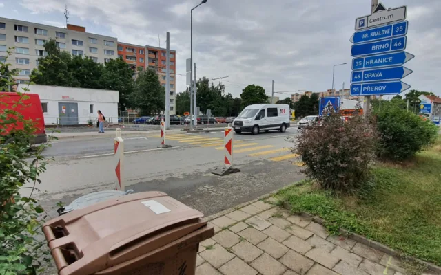 Provizorní přechod končí v keřích. Na správnou cestu chodce navedou značky