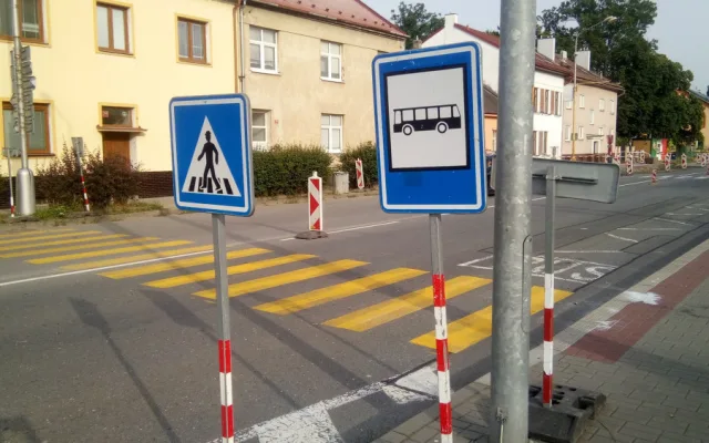 Provizorní přechod končí v keřích. Na správnou cestu chodce navedou značky