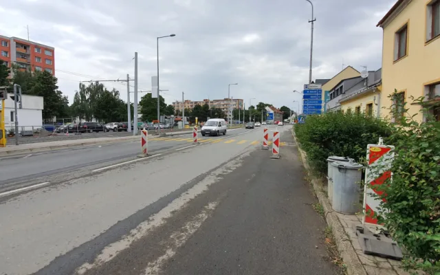 Provizorní přechod končí v keřích. Na správnou cestu chodce navedou značky