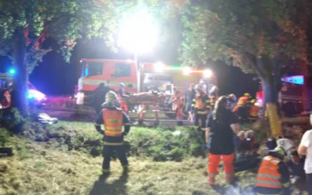 U Odrlic auto narazilo do stromu a převrátilo se na střechu. Hasiči museli pět lidí vyprostit