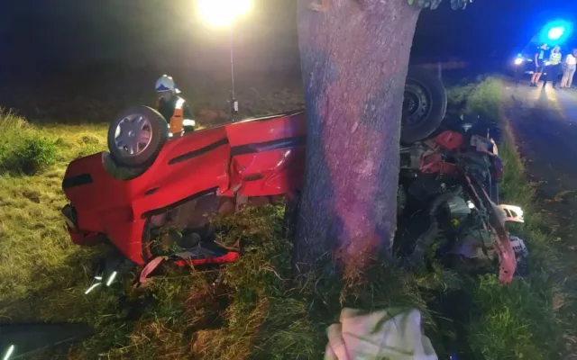 U Odrlic auto narazilo do stromu a převrátilo se na střechu. Hasiči museli pět lidí vyprostit