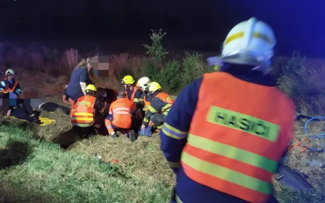 U Odrlic auto narazilo do stromu a převrátilo se na střechu. Hasiči museli pět lidí vyprostit
