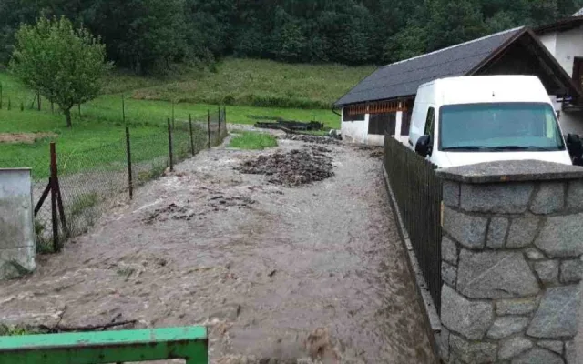 Silný déšť zvedl říčku Bělou na Jesenicku na třetí stupeň, zaplavila silnici. Hasiči čerpají vodu