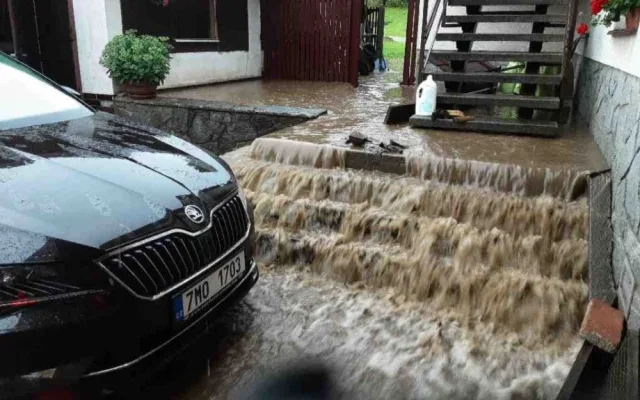 Silný déšť zvedl říčku Bělou na Jesenicku na třetí stupeň, zaplavila silnici. Hasiči čerpají vodu