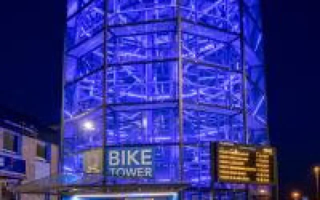 Cyklisté si zvykají na cyklověže. V Olomouckém kraji je staví čím dál víc měst