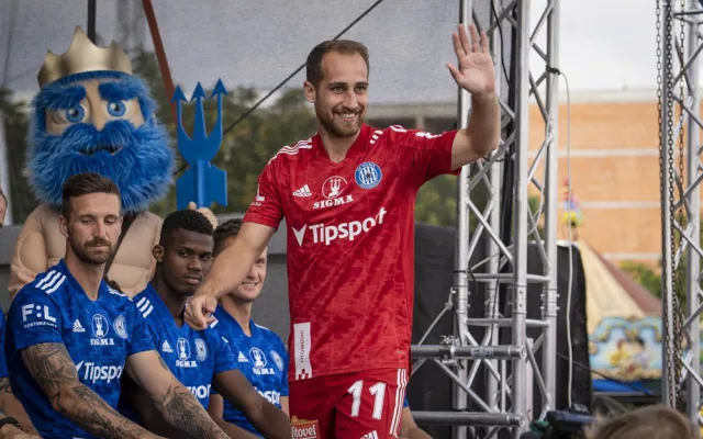 Červenou sadu prezentoval španělský záložník Pablo González